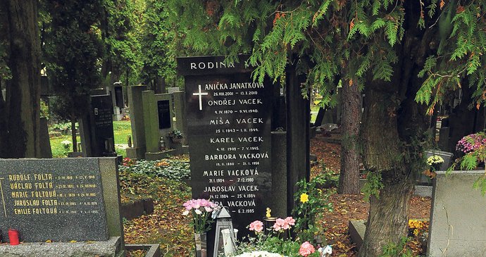 Říjen 2012: Loňské květináče a několik hraček zůstalo... Zdrcená rodina hrob vzorně udržuje.