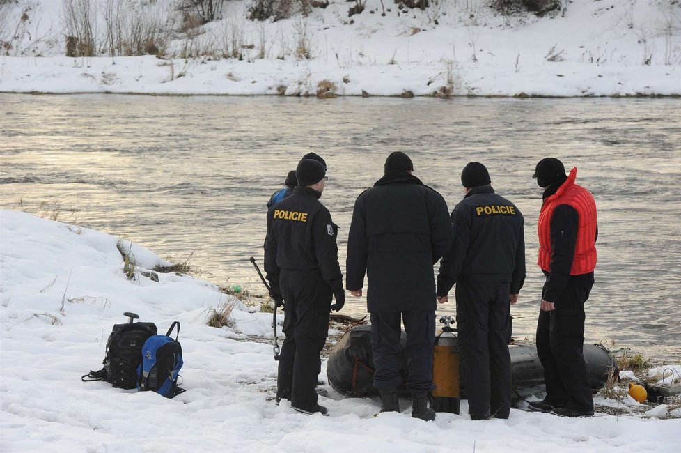 Aničku hledali také ve Vltavě, povodí snížilo kvůli pátrání hladinu řeky.