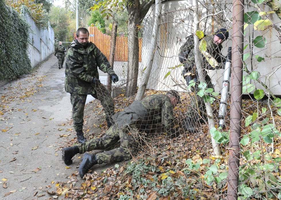 Do pátrání se zapojili i vojáci