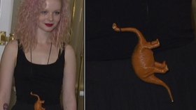Anička Linhartová si našla k šatům přívěšek dinosaura v popelnici