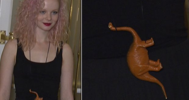 Anička Linhartová si našla k šatům přívěšek dinosaura v popelnici