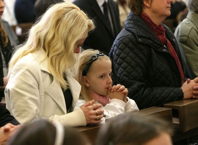 Za Aničku se modlili dospělí i děti.
