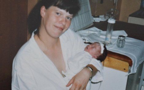 Maminka Hanka s malou Aničkou v porodnici.