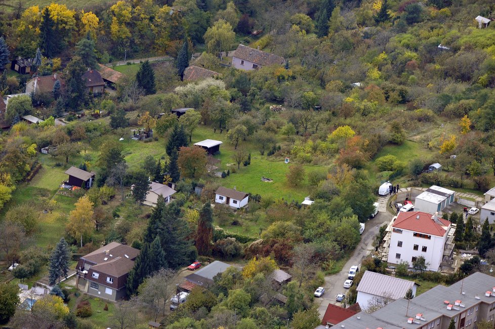 Policie prohledává obrovskou oblast.