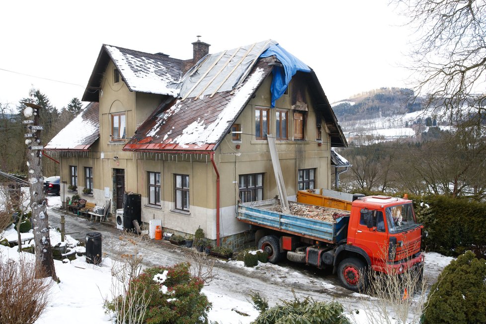 Ve vyhořelém vrchním patře domu intenzivně pracují řemeslníci.