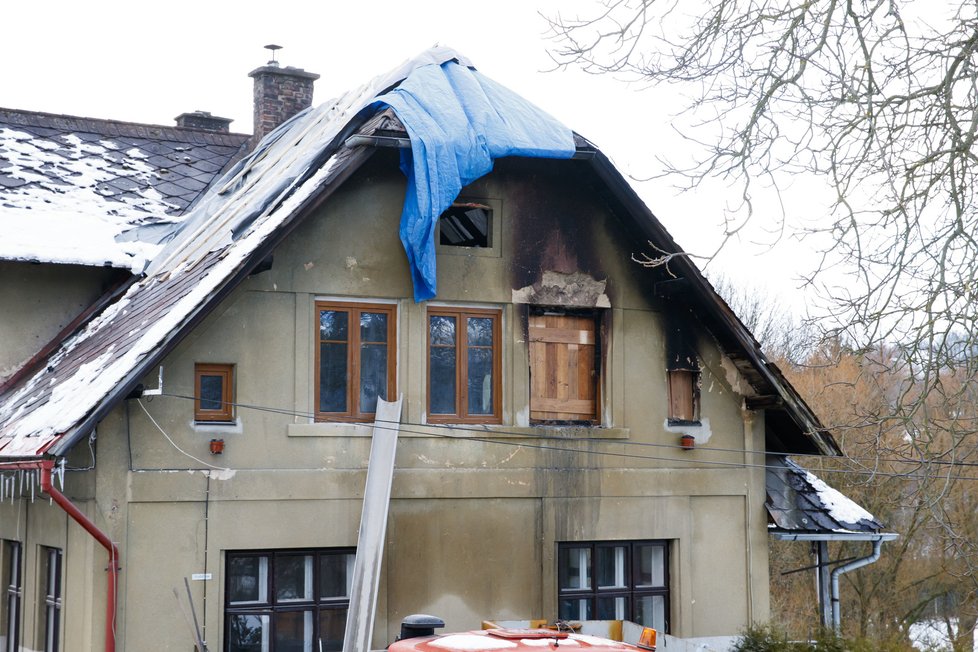 Ve vyhořelém vrchním patře domu intenzivně pracují řemeslníci.