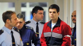 Vrah mladých milenců Ladislav odchází od olomouckého soudu, který mu potvrdil trest 18 let