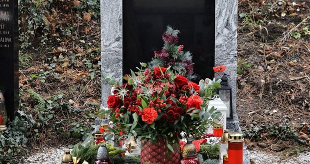 La tumba de Anička Slováčková el día de Navidad de 2025 La tumba de Anička Slováčková el día de Navidad de 2025