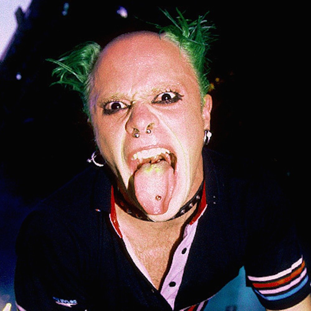 Keith Flint v klipu k písni Breathe (Dýchej).