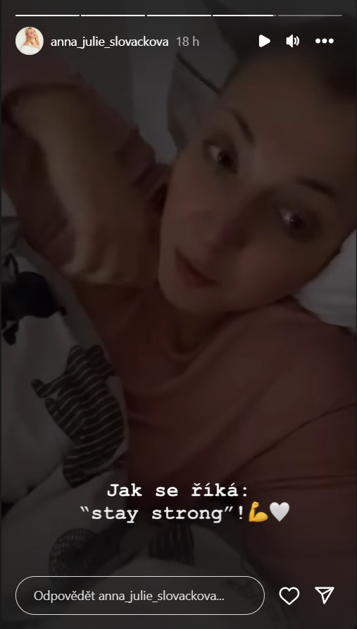 Zpěvačka Anička Slováčková po chemoterapii poslala vzkaz z postele.
