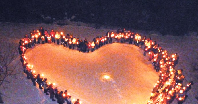 Přes sto rodičů a dětí ze Základní školy Na Šutce před Vánocemi s pomocí svíček vytvořilo srdce naděje pro Aničku