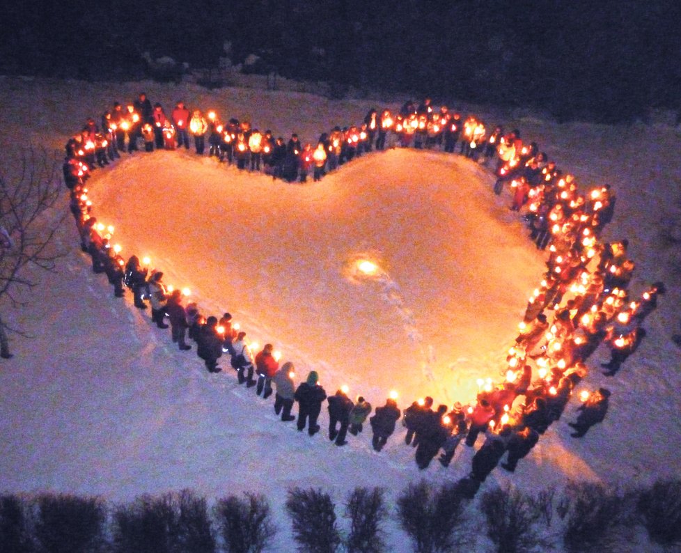 Přes sto rodičů a dětí ze Základní školy Na Šutce vytvořilo v prosinci s pomocí svíček srdce naděje pro Aničku