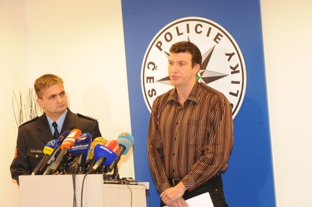 Plukovník Mareš uvedl, že podezřelý muž je stíhán na svobodě.