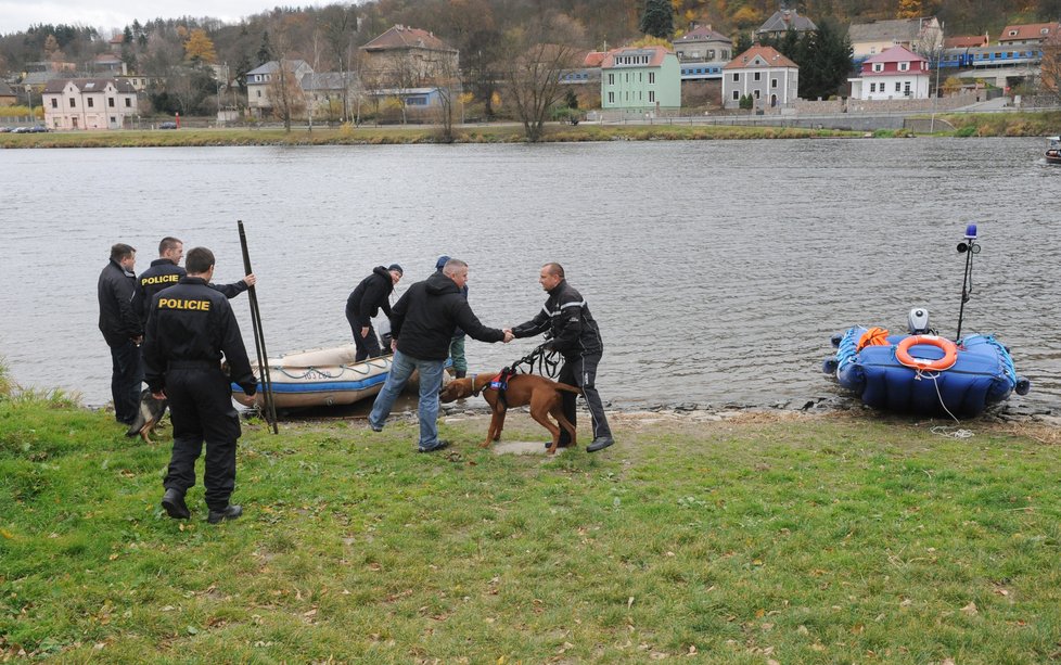 Policisté se speciálně vycvičenými psy prohledávali i řeku Vltavu.