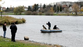 Policisté se speciálně vycvičenými psy včera opět prohledávali Vltavu