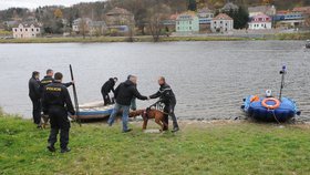 Policisté se speciálně vycvičenými psy prohledali Vltavu.