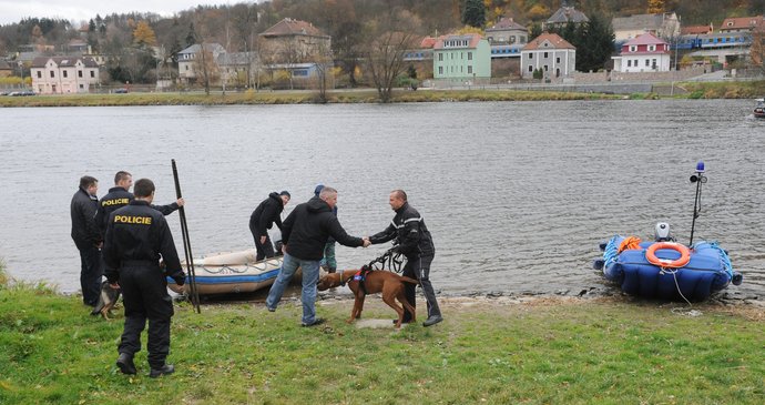 Policisté se speciálně vycvičenými psy prohledali Vltavu.