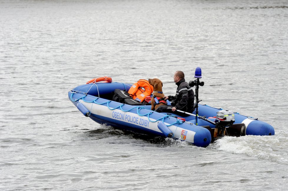 Policisté se na řeku vrátili už poněkolikáté