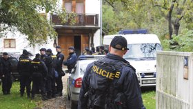 Policie v neděli prohledávala dům a zahradu rodičů Aničky