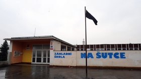 Na Základní škole na Šutce, kam Anička chodila, vyvěsili černý prapor