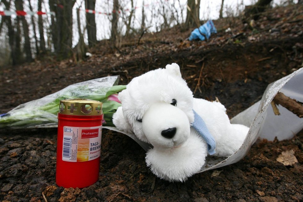 Na místě, kde našli tělo Aničky, se objevily svíčky, květiny a medvídek