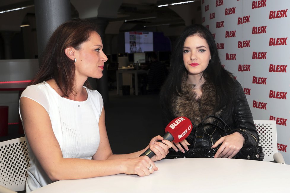 Pornoherečka Anie Darling s redaktorkou Blesku