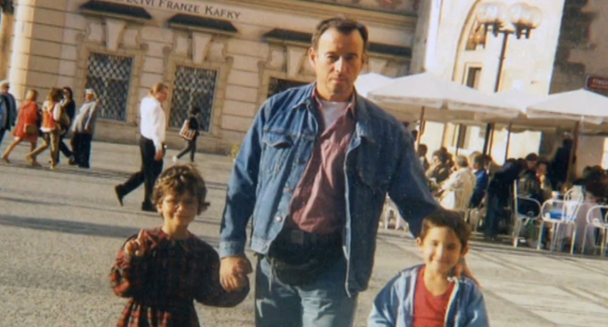 1997: Vyskočil se svými dětmi. Míšu (vlevo) má s Ivanou Andrlovou a Hariho od Anife adoptoval.