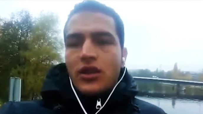 Anis Amri na videu, kde se přihlásil k myšlenkám Islámského státu.