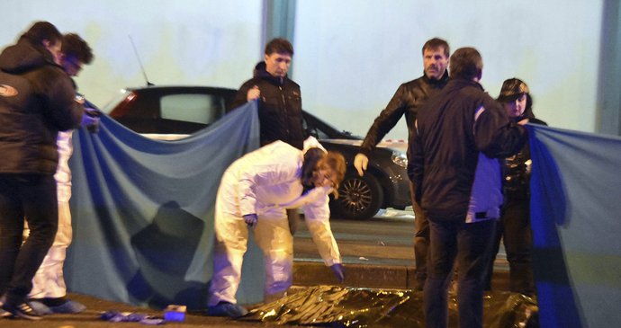 Teroristu Amriho zastřelili policisté nedaleko italského Milána.