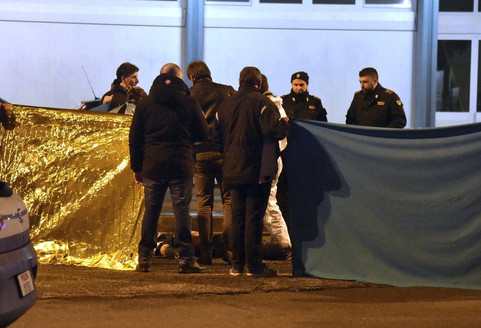 Teroristu Amriho zastřelili policisté nedaleko italského Milana.