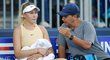 Americká tenistka Amanda Anisimová v diskusi se svým tatínkem Konstantinem, který v pondělí zemřel