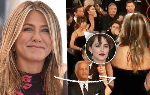 Nevraživost na Zlatých glóbech: Jolie ignorovala Aniston, Dakota Johnson zírala