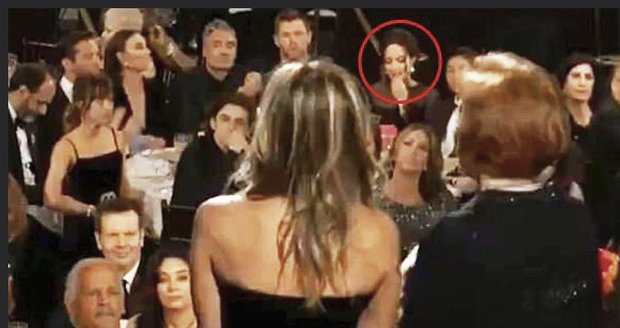 Angelina Jolie ignorovala Aniston a u toho ji sledovala Dakota Johnson.
