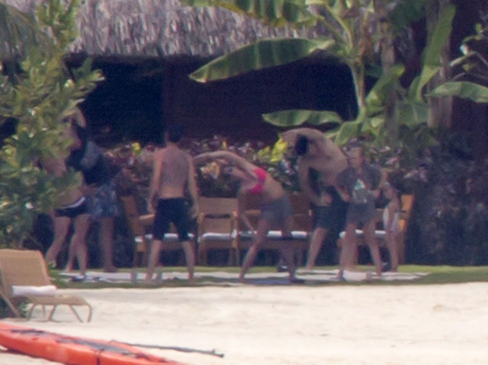 Líbánky Justina Therouxe a Jennifer Aniston na Bora Bora.