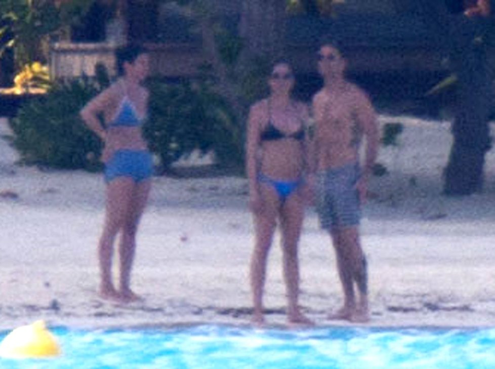Líbánky Justina Therouxe a Jennifer Aniston na Bora Bora.