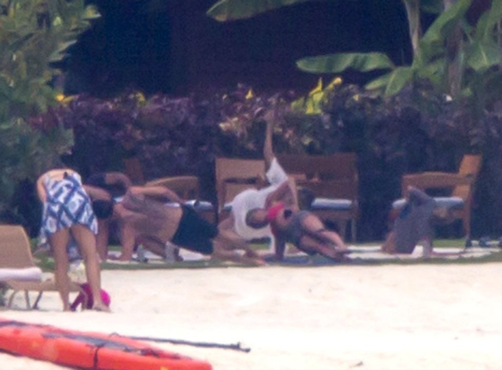 Líbánky Justina Therouxe a Jennifer Aniston na Bora Bora.