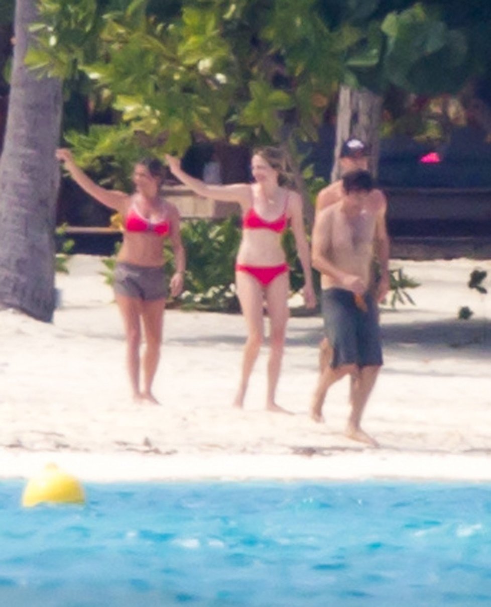 Líbánky Justina Therouxe a Jennifer Aniston na Bora Bora.