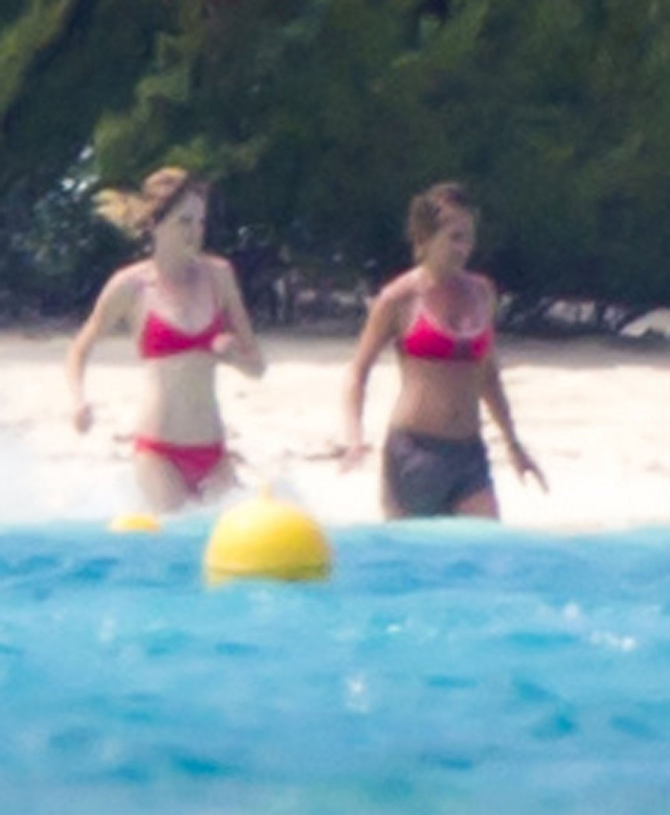 Líbánky Justina Therouxe a Jennifer Aniston na Bora Bora.