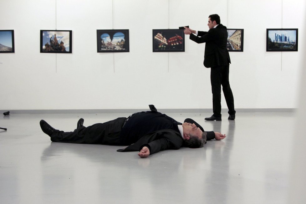 Policista mimo službu zastřelil ruského velvyslance.