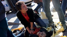 Ošetřování zraněného chlapce po výbuších v tureckém hlavním městě.