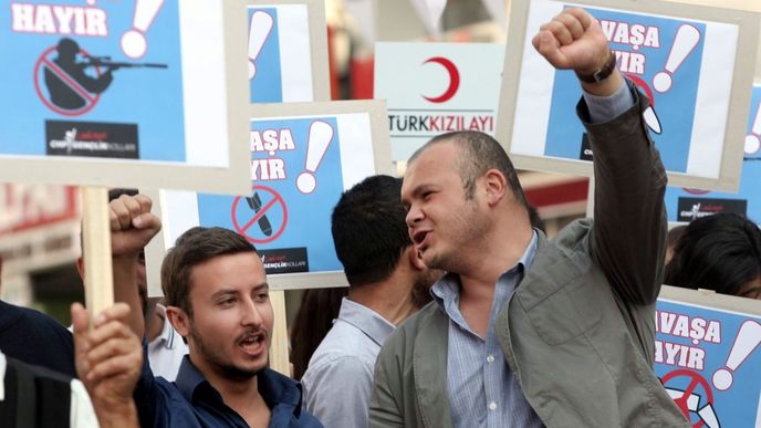 Turci protestující v Ankaře proti dalším bojům a útokům.