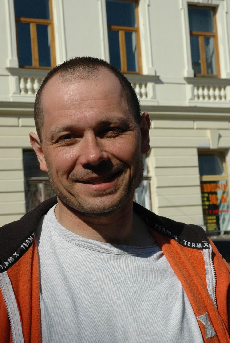 Ivo Kosina (44 ), sportovní trenér, Olomouc:  „V dnešní době asi ne. Mám syna a jsem zastáncem profesionální armády, doplněné o povinnou brannou výchovu ve školách.“