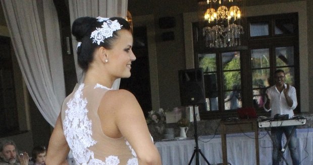 Bývalá finalistka soutěže krásy Anna Lipoldová se vdávala polonahá.