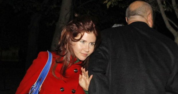Anna Chapman v doprovodu ochranky byla v červeném saku k nepřehlédnutí