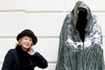 Ve věku 81 let zemřela sochařka českého původu Anna Chromy.