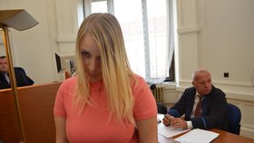 Anna Dusíková před soudem v Brně. Je obžalována z trojnásobné vraždy svých novorozených dětí.