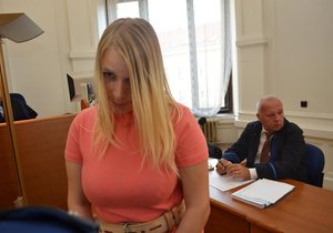 Anna Dusíková před soudem v Brně. Je obžalována z trojnásobné vraždy svých novorozených dětí.