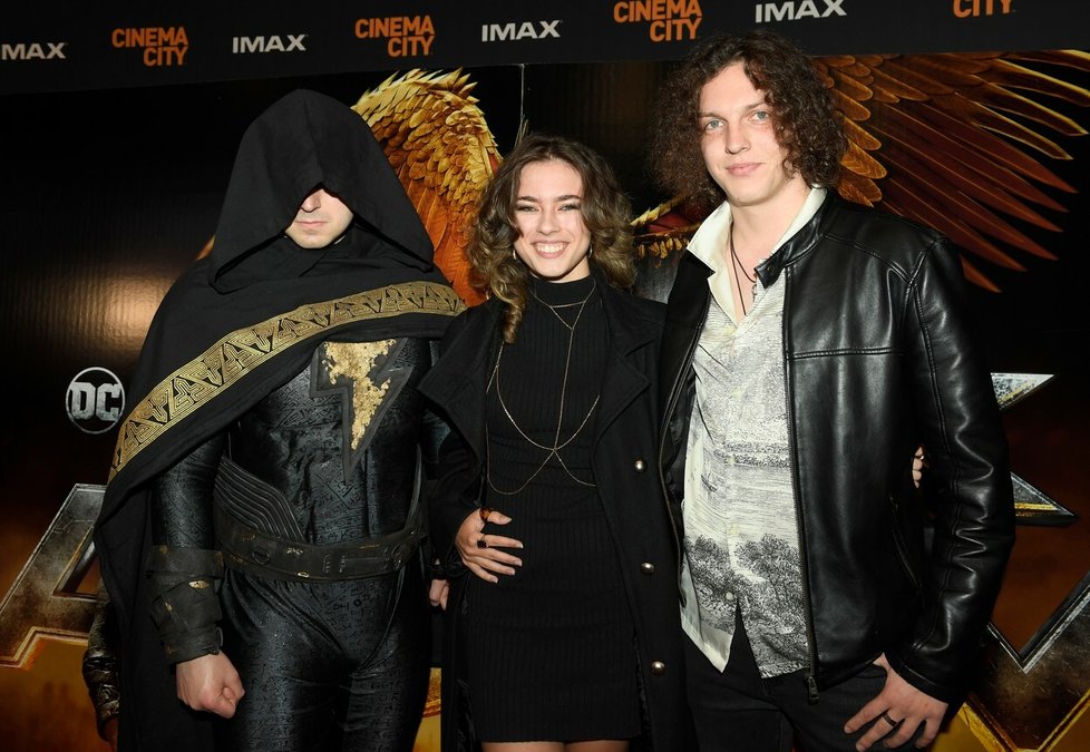 Na premiéru filmu Black Adam dorazila i dcera Jiřího Dvořáka a Báry Munzarové Anna Dvořáková s přítelem.