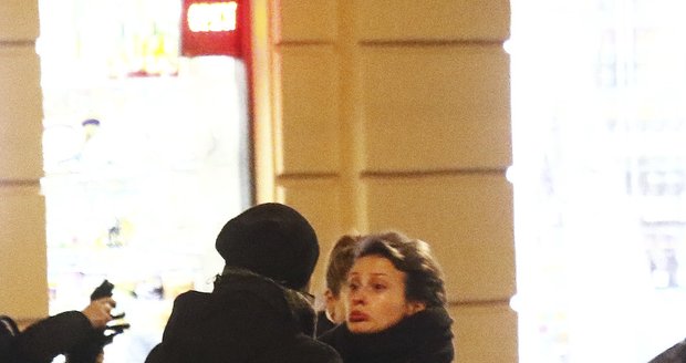 Anna Fialová se pohádala s přítelem na tramvajové zastávce.