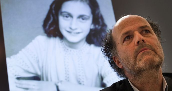 Experti rozluštili dvě zakryté stránky deníku Anne Frankové. Výsledky představil ředitel Domu Anne Frankové Ronald Leopold.